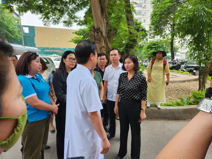Huy động lực lượng chăm sóc tốt nhất cho các nạn nhân vụ cháy nhà trọ ở Trung Kính - Ảnh 2.