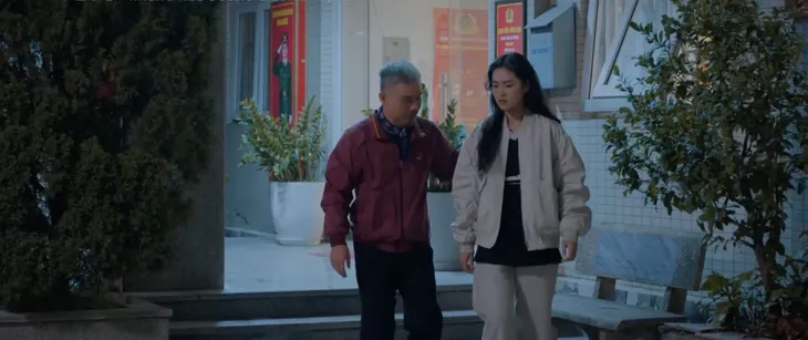 Những nẻo đường gần xa - Tập 3: Vừa lên thành phố, Bảo và Hùng đã bị bắt lên đồn công an - Ảnh 16.