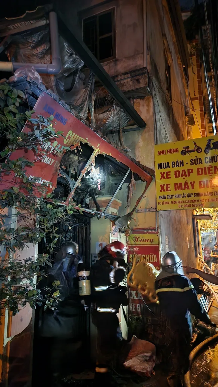 Vụ cháy nhà trọ ở Trung Kính làm 14 người tử vong: Cứu được 7 người mắc kẹt - Ảnh 3. Vụ cháy nhà trọ ở Trung Kính làm 14 người tử vong: Cứu được 7 người mắc kẹt - Ảnh 3.