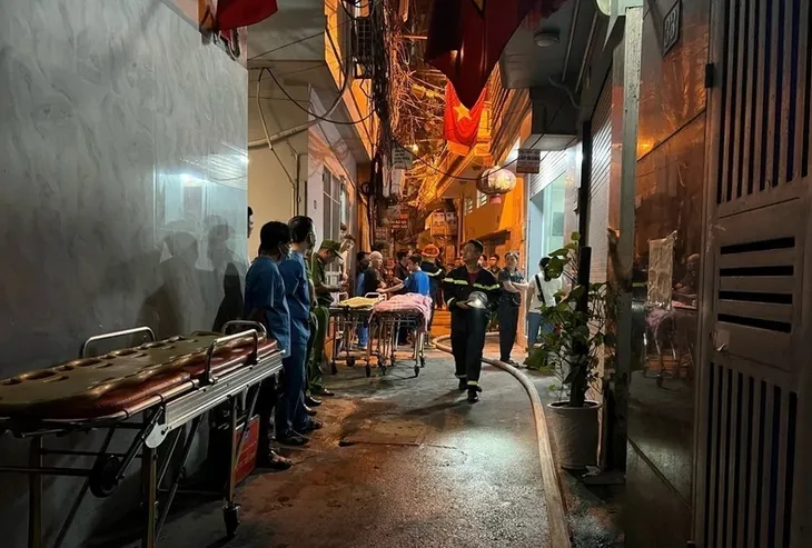 Hình ảnh hiện trường vụ cháy nhà trọ thảm khốc làm 14 người chết ở Hà Nội - Ảnh 7. Hình ảnh hiện trường vụ cháy nhà trọ thảm khốc làm 14 người chết ở Hà Nội - Ảnh 7.