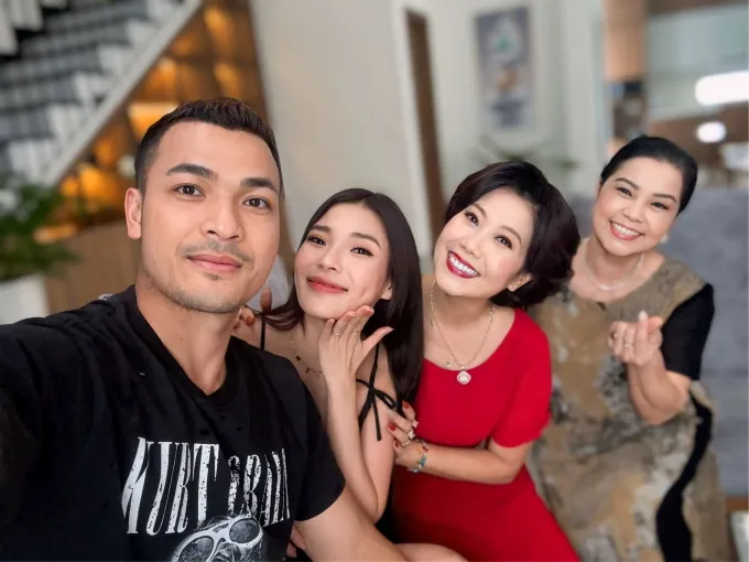 Hồ Ngọc Hà đọ sắc bên Thư Kỳ, Huyền Lizzie khoe đường cong gợi cảm - Ảnh 8. Hồ Ngọc Hà đọ sắc bên Thư Kỳ, Huyền Lizzie khoe đường cong gợi cảm - Ảnh 8.