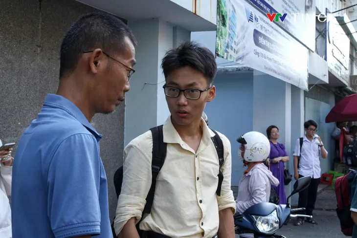 Thí sinh than khó với đề toán lớp 10 Phổ thông Năng khiếu TP Hồ Chí Minh - Ảnh 1. Thí sinh than khó với đề toán lớp 10 Phổ thông Năng khiếu TP Hồ Chí Minh - Ảnh 1.