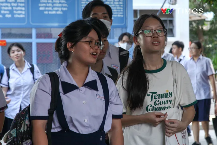 Thí sinh than khó với đề toán lớp 10 Phổ thông Năng khiếu TP Hồ Chí Minh - Ảnh 2. Thí sinh than khó với đề toán lớp 10 Phổ thông Năng khiếu TP Hồ Chí Minh - Ảnh 2.