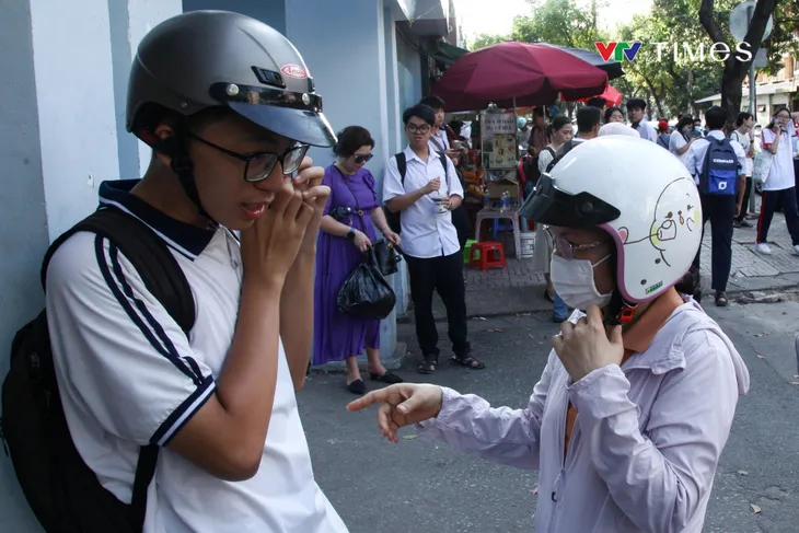 Thí sinh than khó với đề toán lớp 10 Phổ thông Năng khiếu TP Hồ Chí Minh - Ảnh 3. Thí sinh than khó với đề toán lớp 10 Phổ thông Năng khiếu TP Hồ Chí Minh - Ảnh 3.