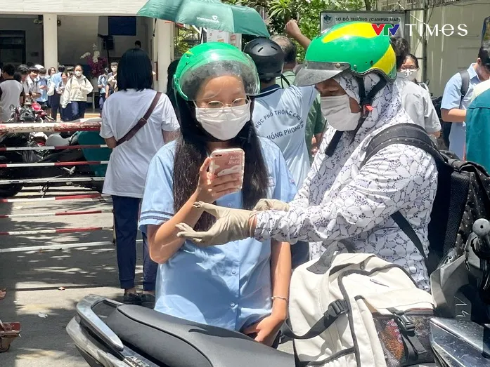 Thí sinh than khó với đề toán lớp 10 Phổ thông Năng khiếu TP Hồ Chí Minh - Ảnh 4. Thí sinh than khó với đề toán lớp 10 Phổ thông Năng khiếu TP Hồ Chí Minh - Ảnh 4.