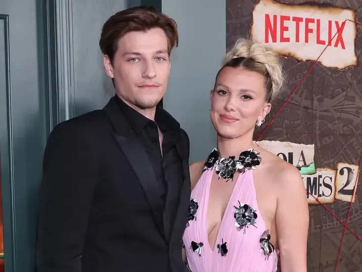 Sao nhí đình đám của bom tấn Stranger Things kết hôn ở tuổi đôi mươi - Ảnh 2. Sao nhí đình đám của bom tấn Stranger Things kết hôn ở tuổi đôi mươi - Ảnh 2.