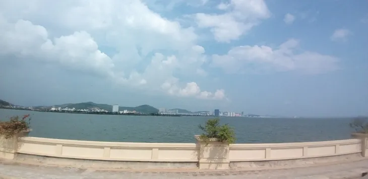 Việc thu phí dịch vụ vui chơi trên bãi tắm Tuần Châu là đúng quy định - Ảnh 2. Việc thu phí dịch vụ vui chơi trên bãi tắm Tuần Châu là đúng quy định - Ảnh 2.