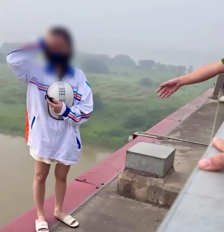 Giận dỗi bạn trai, cô gái trèo lan can cầu Nhật Tân định quyên sinh - Ảnh 1. Giận dỗi bạn trai, cô gái trèo lan can cầu Nhật Tân định quyên sinh - Ảnh 1.