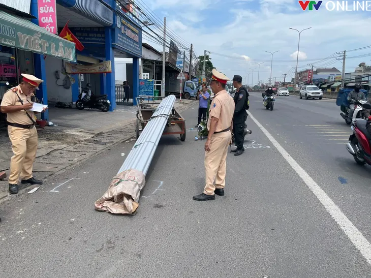 Đồng Nai: Xử phạt nhiều trường hợp xe ba gác, xe tự chế chở hàng cồng kềnh - Ảnh 3. Đồng Nai: Xử phạt nhiều trường hợp xe ba gác, xe tự chế chở hàng cồng kềnh - Ảnh 3.