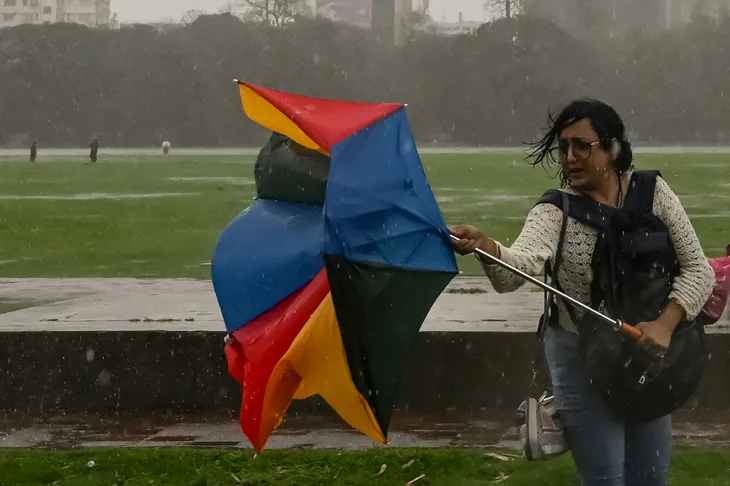 Bão Remal khiến 16 người thiệt mạng, hàng triệu người không có điện ở Ấn Độ và Bangladesh - Ảnh 1. Bão Remal khiến 16 người thiệt mạng, hàng triệu người không có điện ở Ấn Độ và Bangladesh - Ảnh 1.