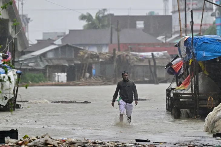 Bão Remal khiến 16 người thiệt mạng, hàng triệu người không có điện ở Ấn Độ và Bangladesh - Ảnh 2. Bão Remal khiến 16 người thiệt mạng, hàng triệu người không có điện ở Ấn Độ và Bangladesh - Ảnh 2.