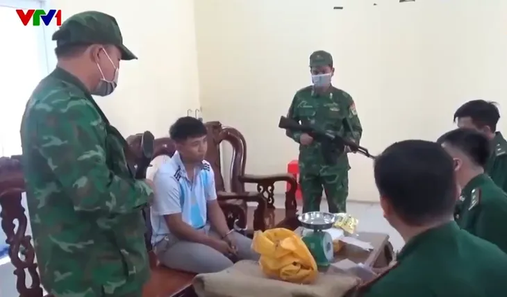 Buôn lậu ở biên giới Tây Nam ngày càng tinh vi, phức tạp - Ảnh 1. Buôn lậu ở biên giới Tây Nam ngày càng tinh vi, phức tạp - Ảnh 1.