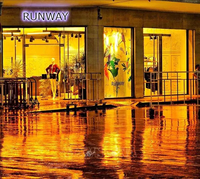Nhiều tuyến đường Thành phố Hồ Chí Minh ngập nặng sau cơn mưa lớn - Ảnh 4. Nhiều tuyến đường Thành phố Hồ Chí Minh ngập nặng sau cơn mưa lớn - Ảnh 4.
