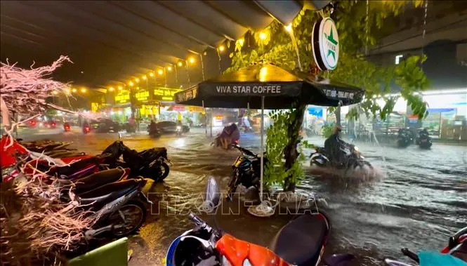 Nhiều tuyến đường Thành phố Hồ Chí Minh ngập nặng sau cơn mưa lớn - Ảnh 1. Nhiều tuyến đường Thành phố Hồ Chí Minh ngập nặng sau cơn mưa lớn - Ảnh 1.