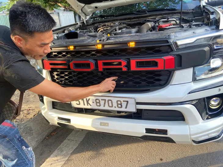 CSGT TP Hồ Chí Minh xử phạt xe độ đèn như sân khấu di động - Ảnh 3. CSGT TP Hồ Chí Minh xử phạt xe độ đèn như sân khấu di động - Ảnh 3.