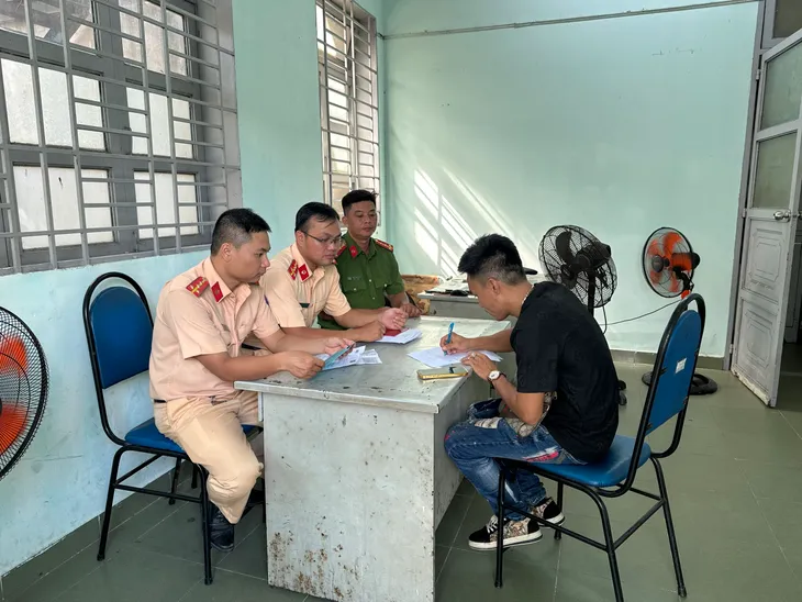 CSGT TP Hồ Chí Minh xử phạt xe độ đèn như sân khấu di động - Ảnh 2. CSGT TP Hồ Chí Minh xử phạt xe độ đèn như sân khấu di động - Ảnh 2.