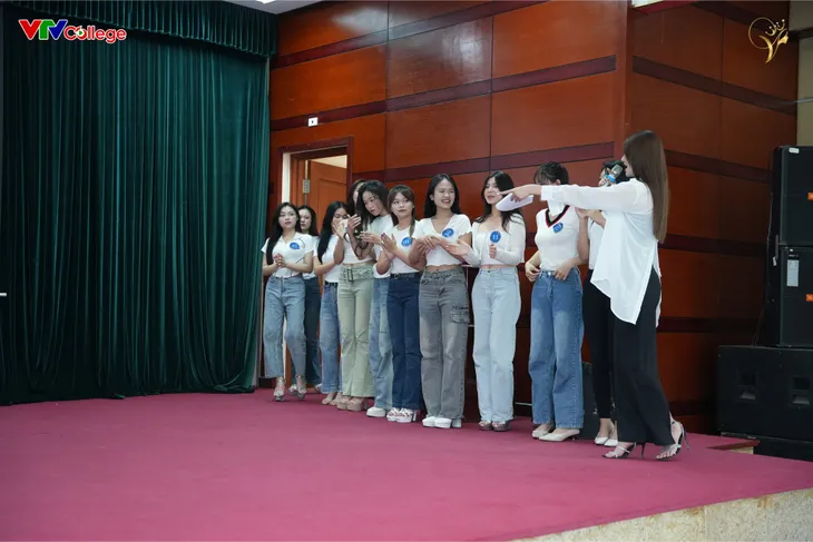 Nữ sinh nào giành vương miện Hoa khôi Truyền hình 2024? - Ảnh 1. Nữ sinh nào giành vương miện Hoa khôi Truyền hình 2024? - Ảnh 1.