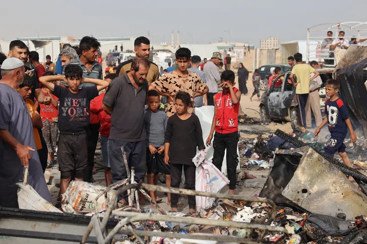 Israel tấn công khu lều trại ở Rafah khiến 45 người chết, cộng đồng quốc tế phản đối mạnh mẽ - Ảnh 2. Israel tấn công khu lều trại ở Rafah khiến 45 người chết, cộng đồng quốc tế phản đối mạnh mẽ - Ảnh 2.