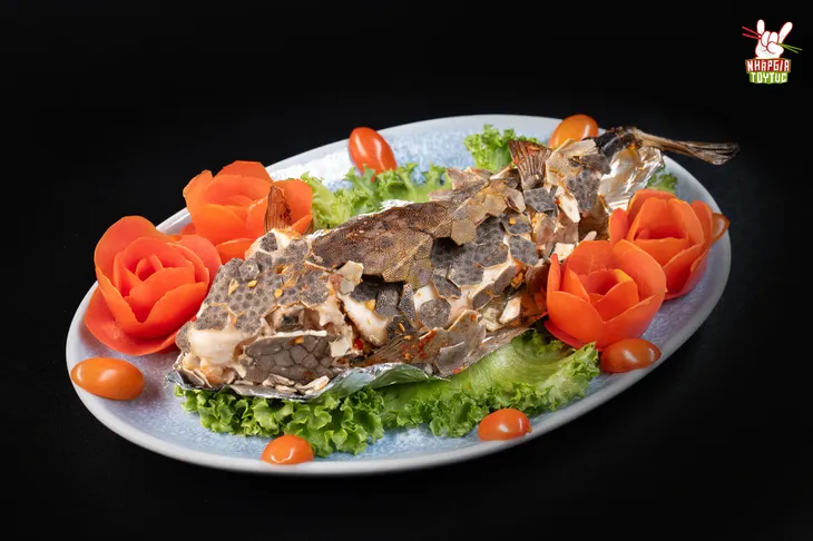 Nhập gia tùy tục: Kyo York - Micka Chu “đại chiến” cá bò hòm nướng muối ớt - Ảnh 2. Nhập gia tùy tục: Kyo York - Micka Chu “đại chiến” cá bò hòm nướng muối ớt - Ảnh 2.