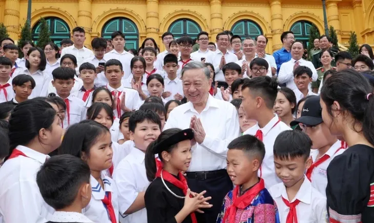 Chủ tịch nước Tô Lâm: Dành tất cả tình yêu thương, những gì quý giá nhất cho trẻ em - Ảnh 2. Chủ tịch nước Tô Lâm: Dành tất cả tình yêu thương, những gì quý giá nhất cho trẻ em - Ảnh 2.