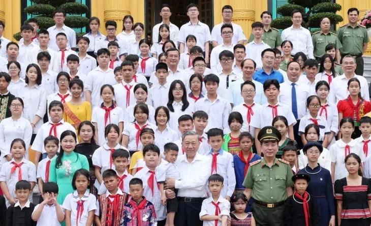 Chủ tịch nước Tô Lâm: Dành tất cả tình yêu thương, những gì quý giá nhất cho trẻ em - Ảnh 5. Chủ tịch nước Tô Lâm: Dành tất cả tình yêu thương, những gì quý giá nhất cho trẻ em - Ảnh 5.