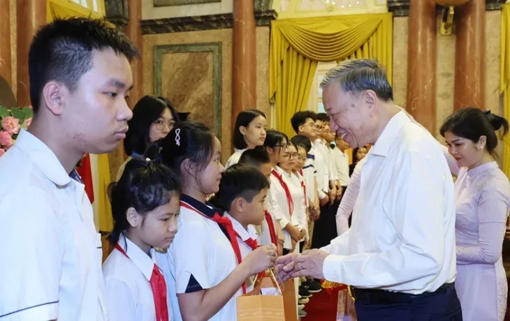Chủ tịch nước Tô Lâm: Dành tất cả tình yêu thương, những gì quý giá nhất cho trẻ em - Ảnh 4. Chủ tịch nước Tô Lâm: Dành tất cả tình yêu thương, những gì quý giá nhất cho trẻ em - Ảnh 4.