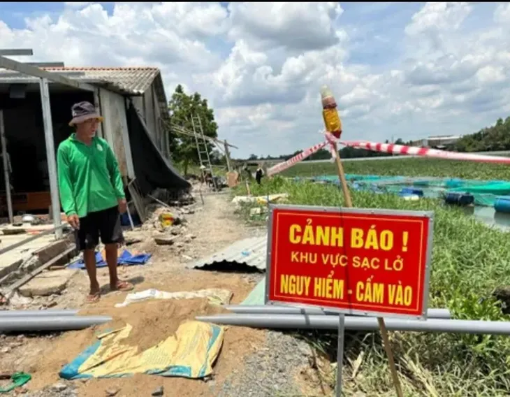 Sụt lún, sạt lở đê bao sông Vàm Cỏ Tây, 360 hộ dân bị ảnh hưởng - Ảnh 1. Sụt lún, sạt lở đê bao sông Vàm Cỏ Tây, 360 hộ dân bị ảnh hưởng - Ảnh 1.