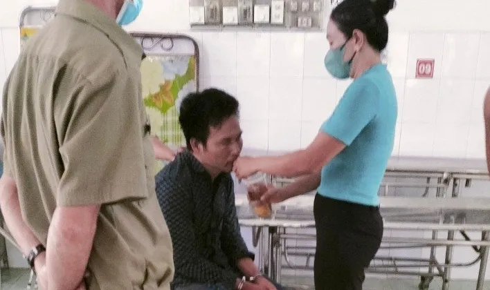 Bắt giữ đối tượng ném đá ô tô quân sự và chém trọng thương công an - Ảnh 2. Bắt giữ đối tượng ném đá ô tô quân sự và chém trọng thương công an - Ảnh 2.