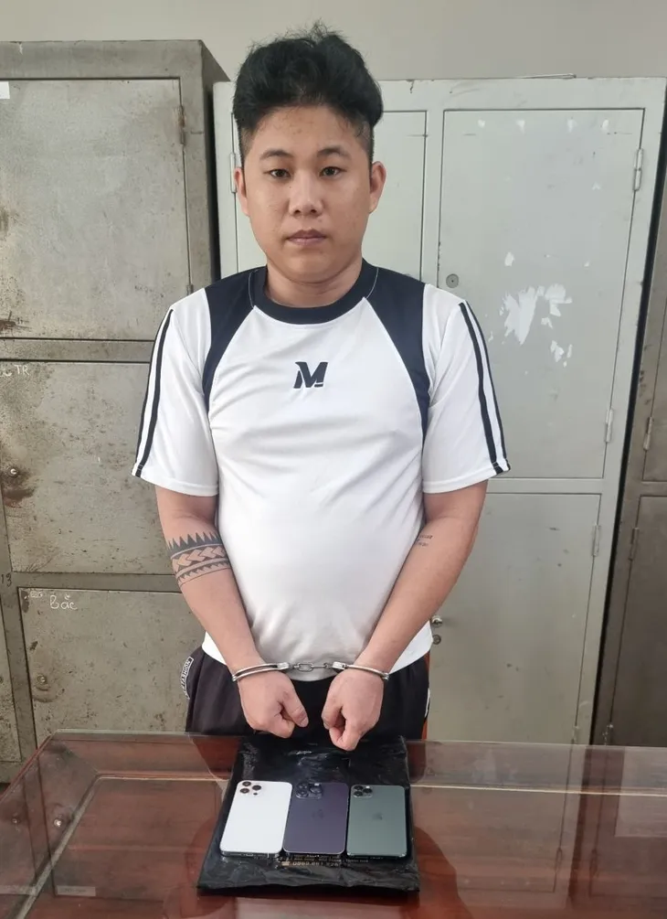 Nam thanh niên vờ mua điện thoại rồi tăng ga bỏ chạy - Ảnh 1. Nam thanh niên vờ mua điện thoại rồi tăng ga bỏ chạy - Ảnh 1.