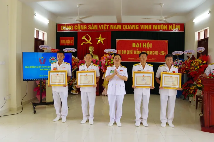 Hải quân tuyên dương điển hình tiên tiến trong phong trào Thi đua Quyết thắng - Ảnh 2. Hải quân tuyên dương điển hình tiên tiến trong phong trào Thi đua Quyết thắng - Ảnh 2.