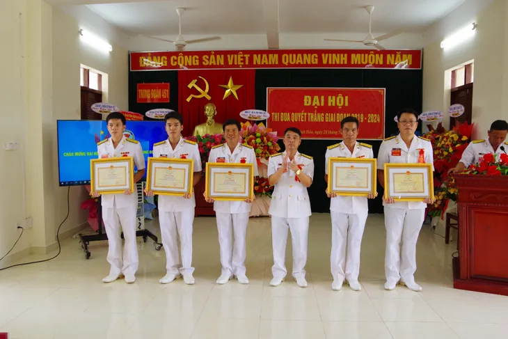 Hải quân tuyên dương điển hình tiên tiến trong phong trào Thi đua Quyết thắng - Ảnh 3. Hải quân tuyên dương điển hình tiên tiến trong phong trào Thi đua Quyết thắng - Ảnh 3.