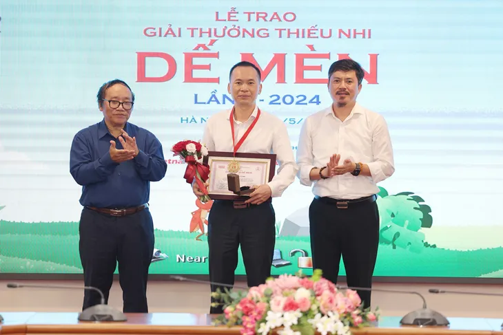 Nhà văn Lý Lan nhận giải Hiệp sĩ Dế mèn - Ảnh 2. Nhà văn Lý Lan nhận giải Hiệp sĩ Dế mèn - Ảnh 2.