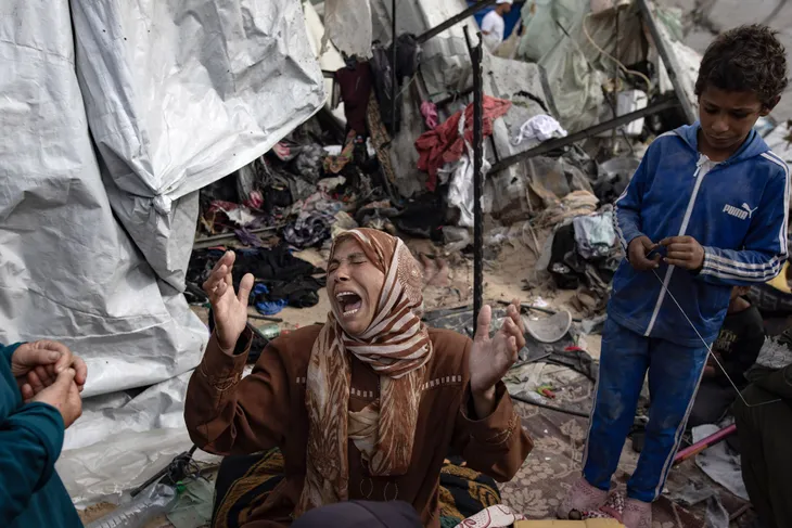 Cảnh hỗn loạn của người dân Palestine khi xe tăng Israel tiến vào trung tâm Rafah - Ảnh 1. Cảnh hỗn loạn của người dân Palestine khi xe tăng Israel tiến vào trung tâm Rafah - Ảnh 1.