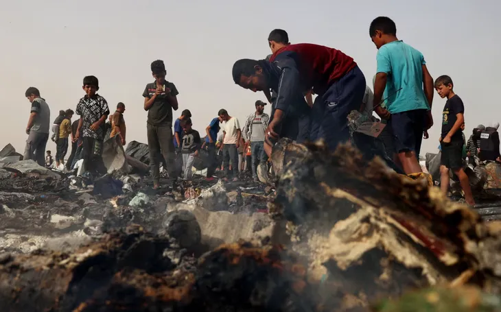 Cảnh hỗn loạn của người dân Palestine khi xe tăng Israel tiến vào trung tâm Rafah - Ảnh 4. Cảnh hỗn loạn của người dân Palestine khi xe tăng Israel tiến vào trung tâm Rafah - Ảnh 4.