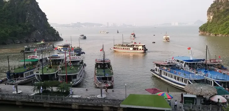 Quảng Ninh: Xử lý nghiêm các phương tiện chở khách du lịch trái phép trên vịnh Hạ Long - Ảnh 1. Quảng Ninh: Xử lý nghiêm các phương tiện chở khách du lịch trái phép trên vịnh Hạ Long - Ảnh 1.