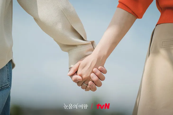 Loạt ảnh ngọt ngào kỷ niệm ngày cưới của cặp đôi Nữ hoàng nước mắt - Ảnh 1. Loạt ảnh ngọt ngào kỷ niệm ngày cưới của cặp đôi Nữ hoàng nước mắt - Ảnh 1.