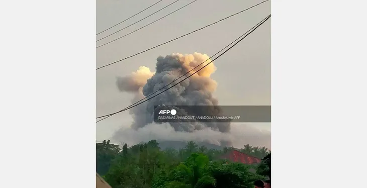 Indonesia di dời vĩnh viễn 10.000 người sau loạt vụ núi lửa Ruang phun trào - Ảnh 1. Indonesia di dời vĩnh viễn 10.000 người sau loạt vụ núi lửa Ruang phun trào - Ảnh 1.