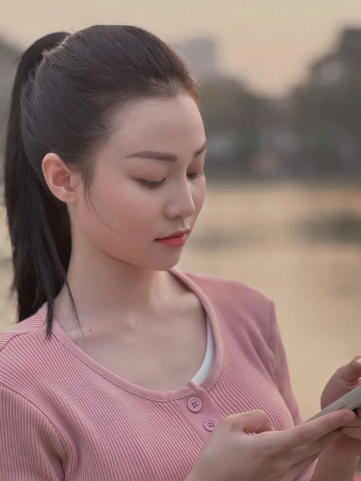 Ngắm vẻ mong manh ngoài đời của “bạn gái” Trí - Người một nhà - Ảnh 10. Ngắm vẻ mong manh ngoài đời của “bạn gái” Trí - Người một nhà - Ảnh 10.