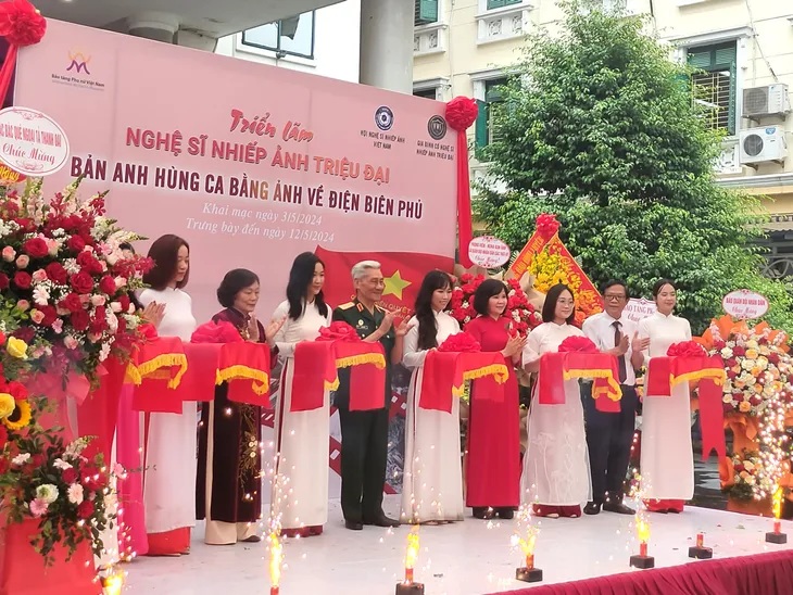 Bản anh hùng ca bằng ảnh về Điện Biên Phủ - Ảnh 1. Bản anh hùng ca bằng ảnh về Điện Biên Phủ - Ảnh 1.