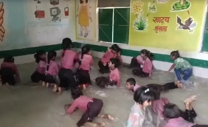 Biến lớp học thành bể bơi để tránh nắng nóng - Ảnh 1. Biến lớp học thành bể bơi để tránh nắng nóng - Ảnh 1.