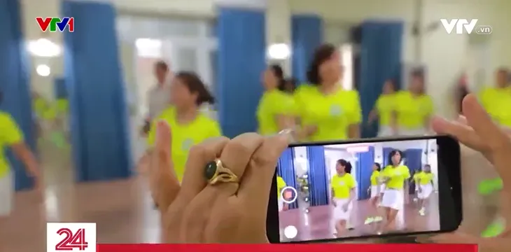 Niềm vui của người cao tuổi trên mạng xã hội - Ảnh 1. Niềm vui của người cao tuổi trên mạng xã hội - Ảnh 1.