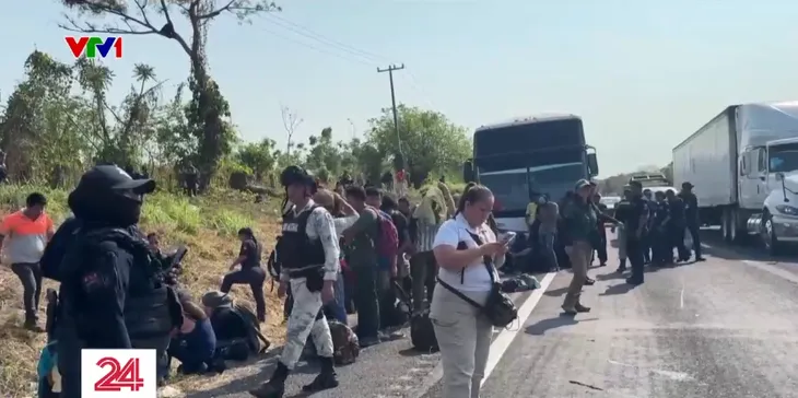Hàng trăm người di cư bị bỏ lại trong xe ở Mexico - Ảnh 2. Hàng trăm người di cư bị bỏ lại trong xe ở Mexico - Ảnh 2.