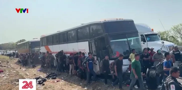 Hàng trăm người di cư bị bỏ lại trong xe ở Mexico - Ảnh 3. Hàng trăm người di cư bị bỏ lại trong xe ở Mexico - Ảnh 3.