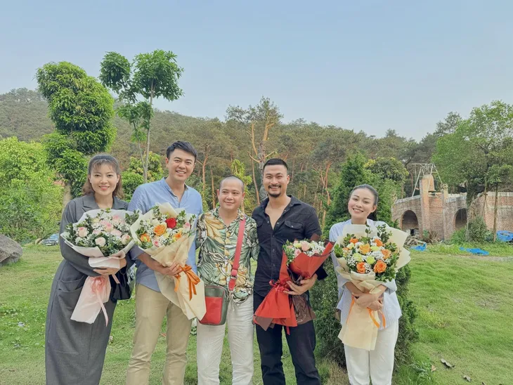 Quỳnh Châu hé lộ nụ hôn của Trí và Diệp ở cuối phim Người một nhà - Ảnh 4. Quỳnh Châu hé lộ nụ hôn của Trí và Diệp ở cuối phim Người một nhà - Ảnh 4.
