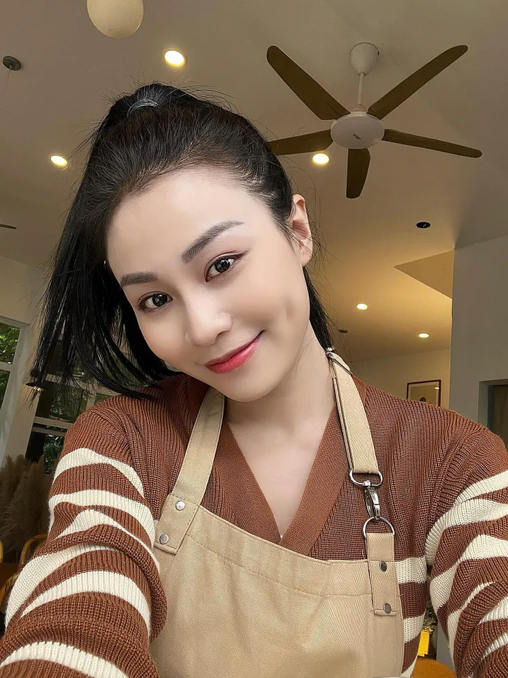 Quỳnh Châu hé lộ nụ hôn của Trí và Diệp ở cuối phim Người một nhà - Ảnh 1. Quỳnh Châu hé lộ nụ hôn của Trí và Diệp ở cuối phim Người một nhà - Ảnh 1.