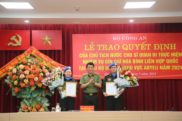 Trao quyết định cho 2 sĩ quan công an đi thực hiện nhiệm vụ gìn giữ hòa bình Liên Hợp Quốc - Ảnh 1. Trao quyết định cho 2 sĩ quan công an đi thực hiện nhiệm vụ gìn giữ hòa bình Liên Hợp Quốc - Ảnh 1.