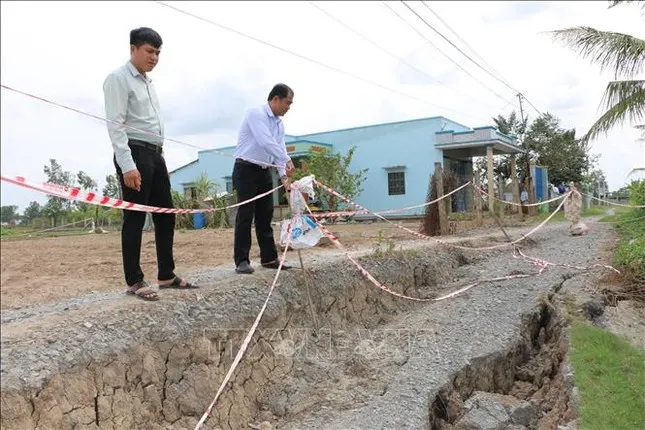 Long An: Sau hạn hán, nhiều tuyến đê sụt, lún khi có mưa - Ảnh 1. Long An: Sau hạn hán, nhiều tuyến đê sụt, lún khi có mưa - Ảnh 1.