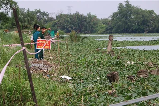 Long An: Sau hạn hán, nhiều tuyến đê sụt, lún khi có mưa - Ảnh 3. Long An: Sau hạn hán, nhiều tuyến đê sụt, lún khi có mưa - Ảnh 3.