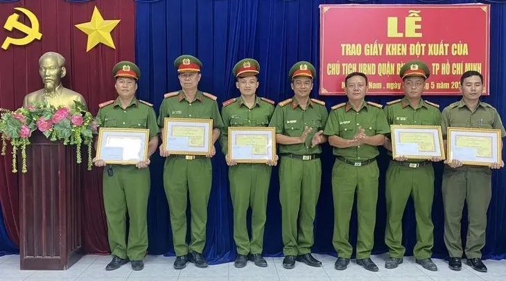 Long An: Khen thưởng đột xuất cho nhiều tập thể, cá nhân có thành tích xuất sắc trong công tác phòng, chống tội phạm - Ảnh 1. Long An: Khen thưởng đột xuất cho nhiều tập thể, cá nhân có thành tích xuất sắc trong công tác phòng, chống tội phạm - Ảnh 1.