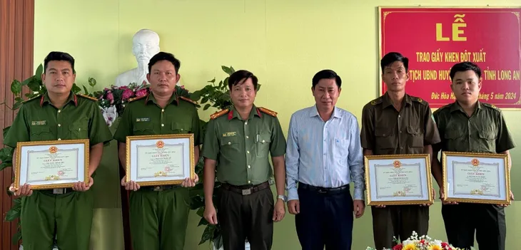 Long An: Khen thưởng đột xuất cho nhiều tập thể, cá nhân có thành tích xuất sắc trong công tác phòng, chống tội phạm - Ảnh 2. Long An: Khen thưởng đột xuất cho nhiều tập thể, cá nhân có thành tích xuất sắc trong công tác phòng, chống tội phạm - Ảnh 2.